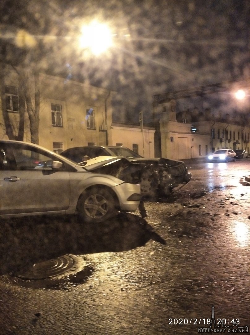 На перекрестке Курляндской улицы и улицы Степана Разина столкнулись две машины.