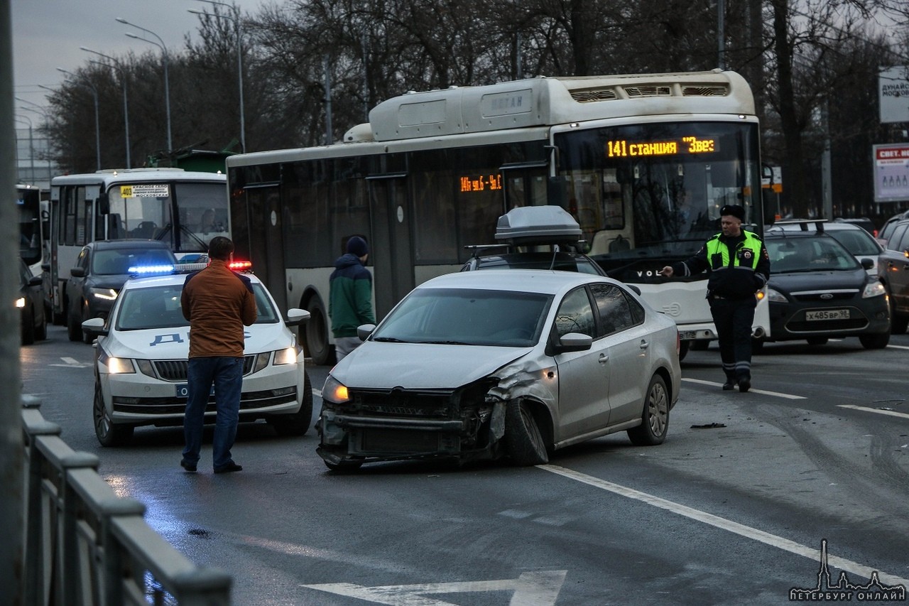 Днём на Пулковском шоссе, чуть севернее Дунайского проспекта, ребята (иностранные туристы) столкнул...