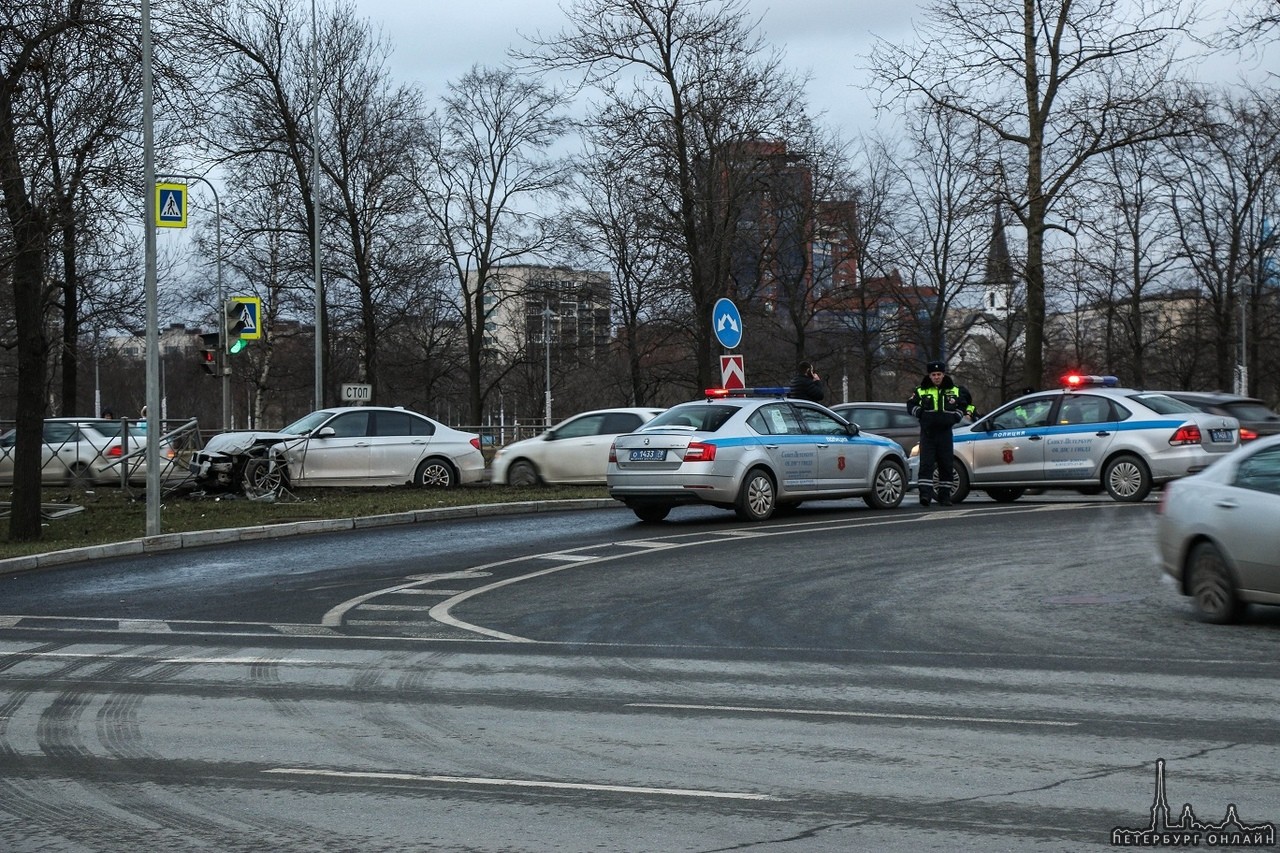 Днём на Пулковском шоссе, чуть севернее Дунайского проспекта, ребята (иностранные туристы) столкнул...