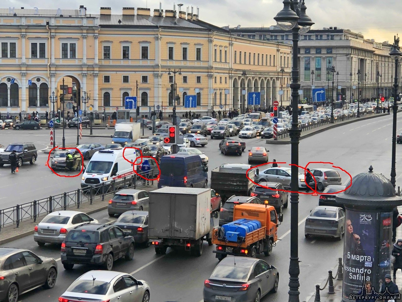 Яндекс такси Volkswagen Поло выехал на площадь Восстания на запрещающий сигнал светофора и совершил...