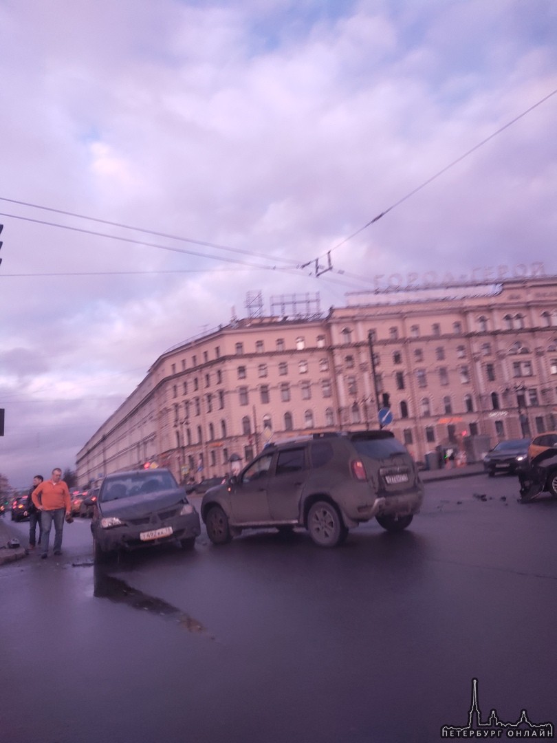 Яндекс такси Volkswagen Поло выехал на площадь Восстания на запрещающий сигнал светофора и совершил...