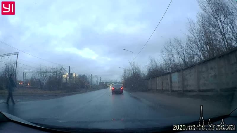 Водитель Мерседеса не смог увернуться от такси, выезжающего с улицы Ванеева на Зольную