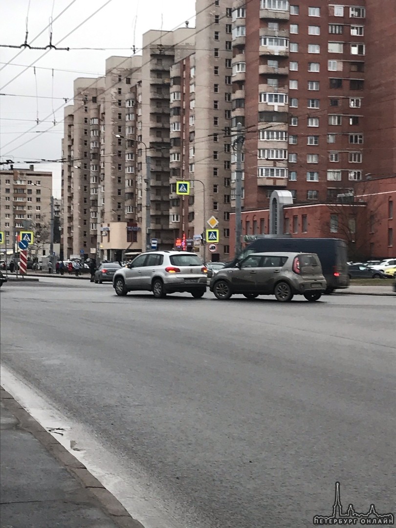 КиаСоул приехала в Тигуан прямо посередине перекрёстка Маршала Жукова и проспекта Ветеранов