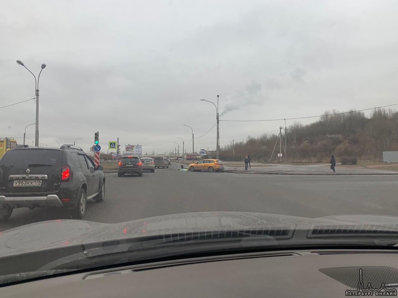 Автомобиль такси сбил светофор на перекрёстке Яхтенной и Оптиков