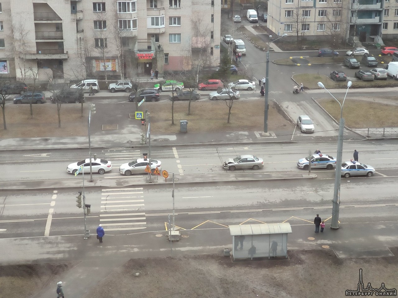 На Ленинском проспекте,напротив дома 72/1, прямо на пешеходном переходе "паровоз" из трёх автомобиле...