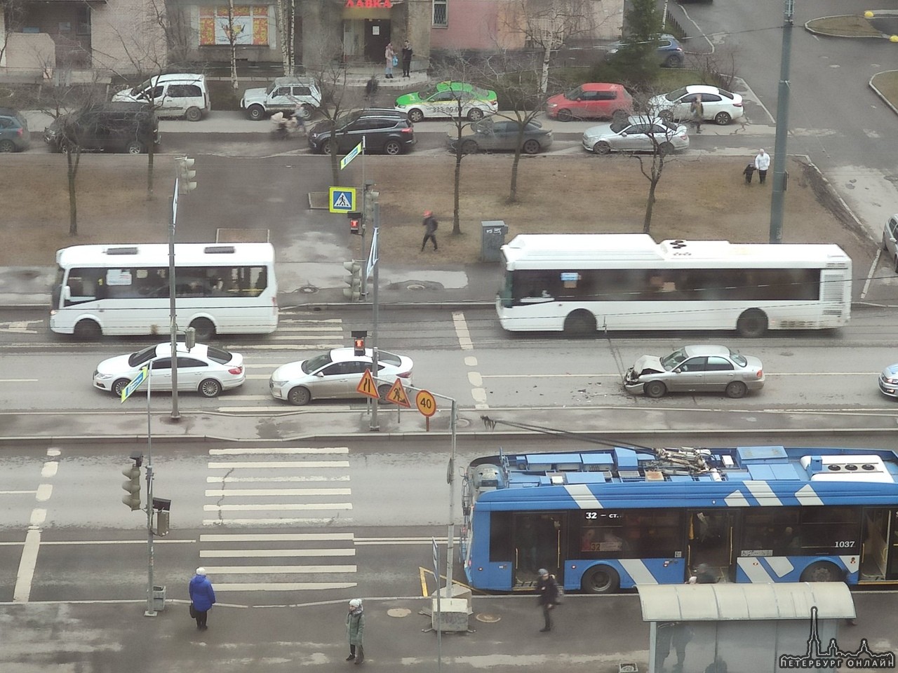 На Ленинском проспекте,напротив дома 72/1, прямо на пешеходном переходе "паровоз" из трёх автомобиле...