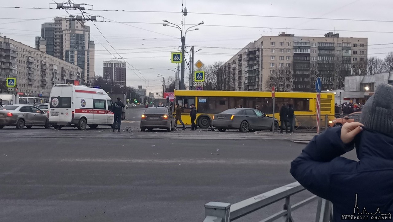 Дтп из 4х машин на пересечении Просвета и Гражданки. Вроде все целы, в мерсе был ребенок. Скорая уж...