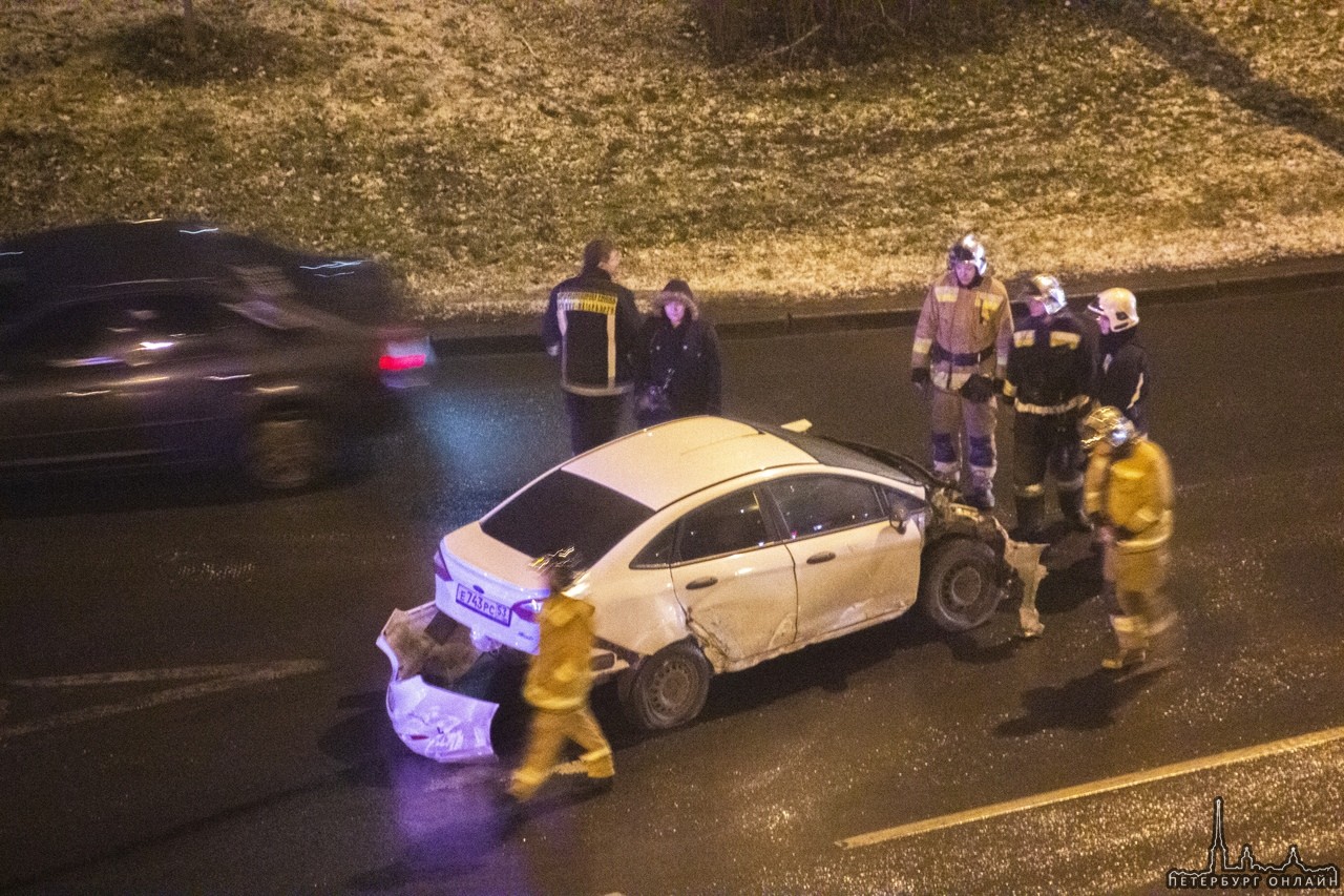 Ford (модель не знаю) 53 регион, скорее всего поскользнулся, спускаясь с Российского путепровода, "р...