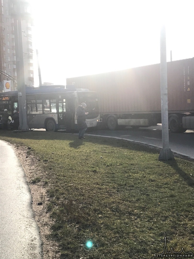 Перед выездом на Кронштадтскую площадь в троллейбус впилился грузовик. думаю сейчас соберётся пробк...