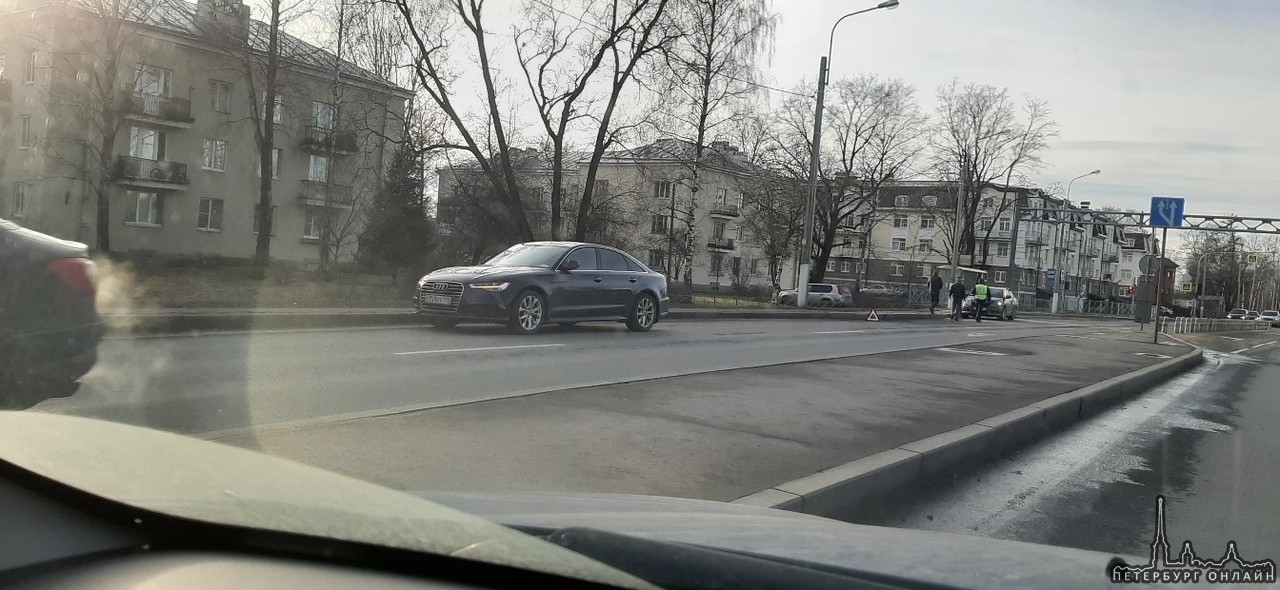 ДТП на перекрёстке Санкт-Петербургского шоссе и Кропоткинской в направлении к городу. ДПСники - на ...