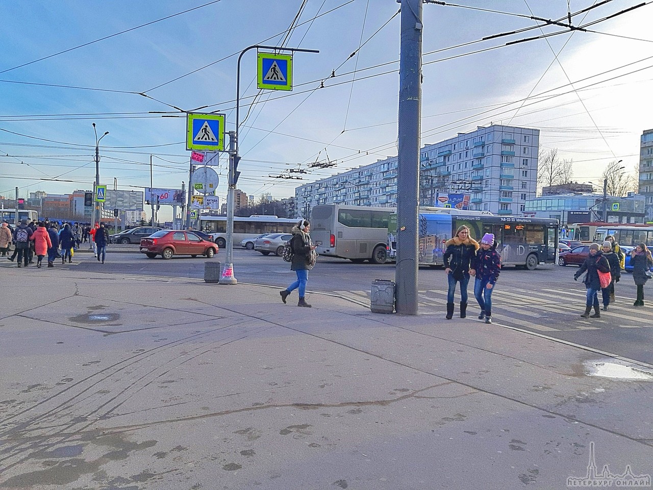 Из-за неработающего светофора, на перекрёстке Большевиков и Дыбенко, собирается пробка.