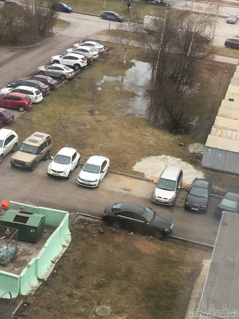 Во дворах на Суздальском проспекте два молодых человека подвесили каршеринговый Mercedes Е-класса, п...