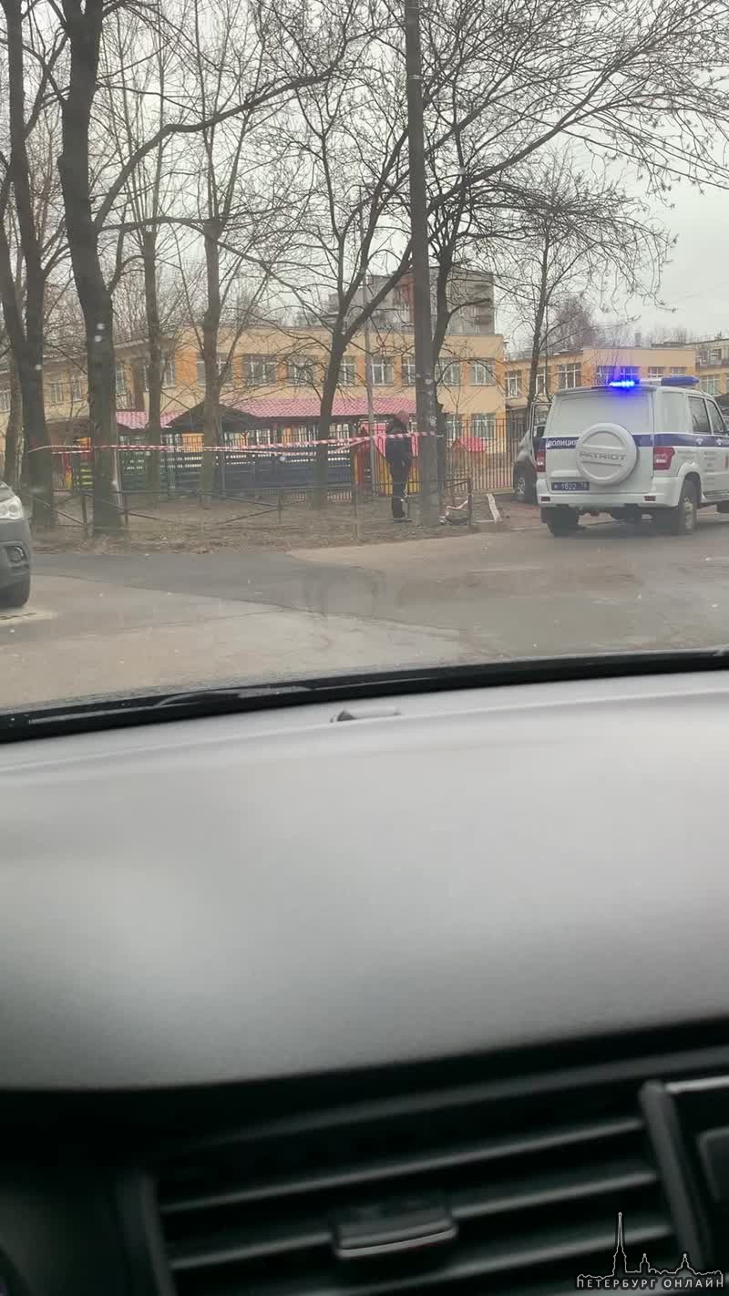 Местный житель у дома №53 по Софийской улице нашел гранату и сразу же позвонил в полицию. После при...