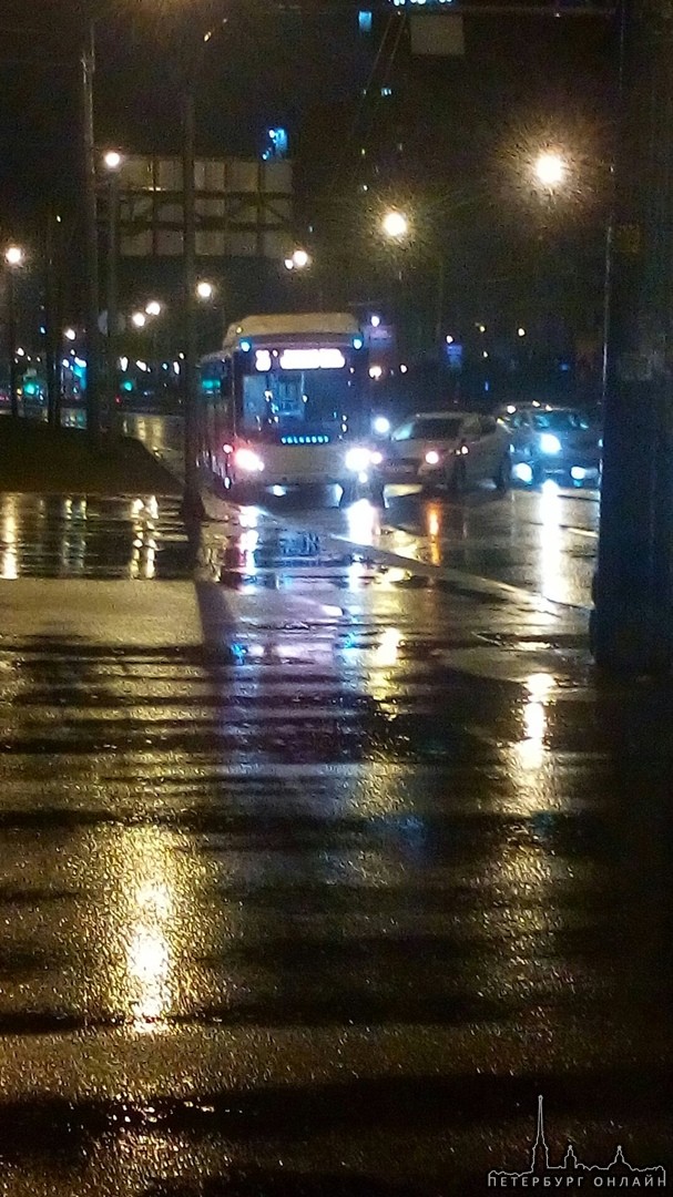 На проспекте Стачек столкнулись автобус №26 и легковой автомобиль, но движению не мешают.