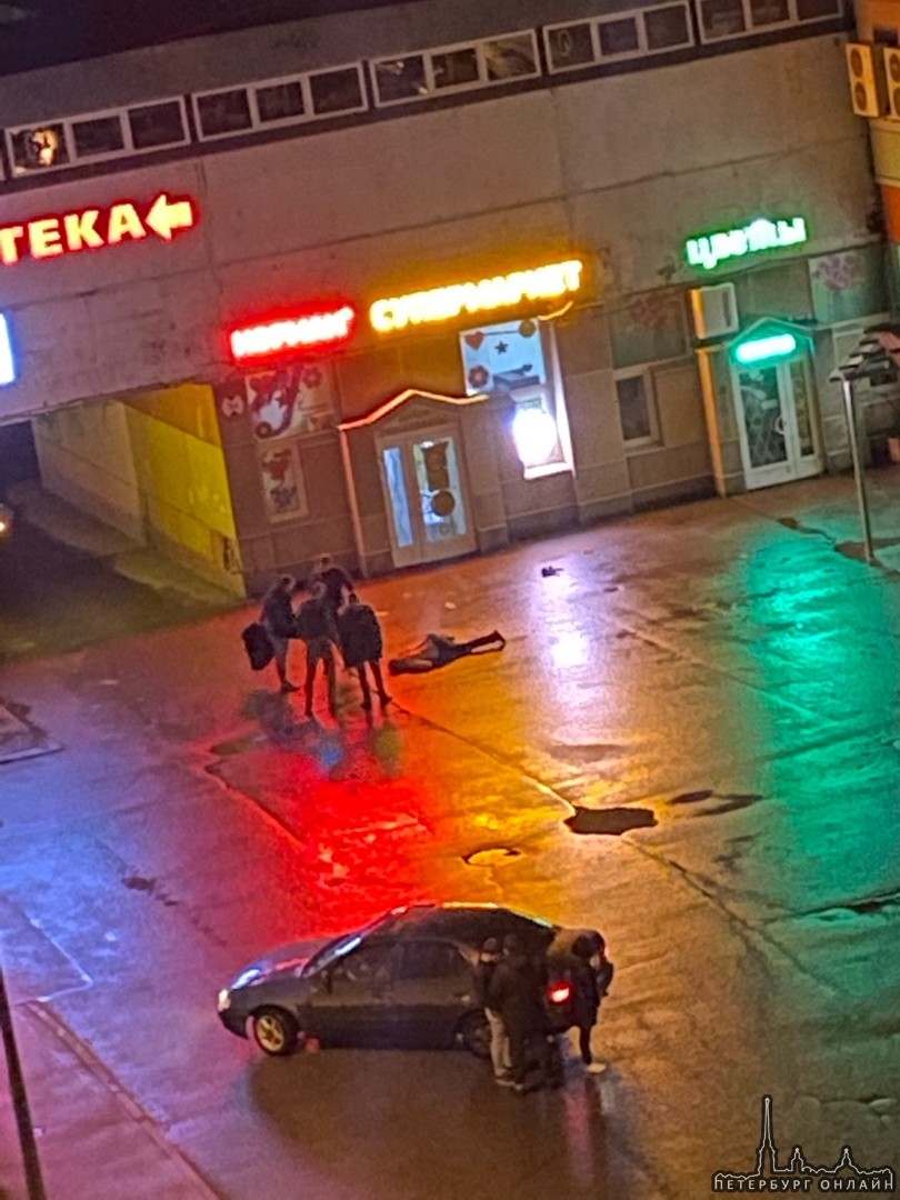 В 23:00 на Наличной улице 32к1 у магазина Норман избили мужика. Когда положили на землю ещё 4 раза у...