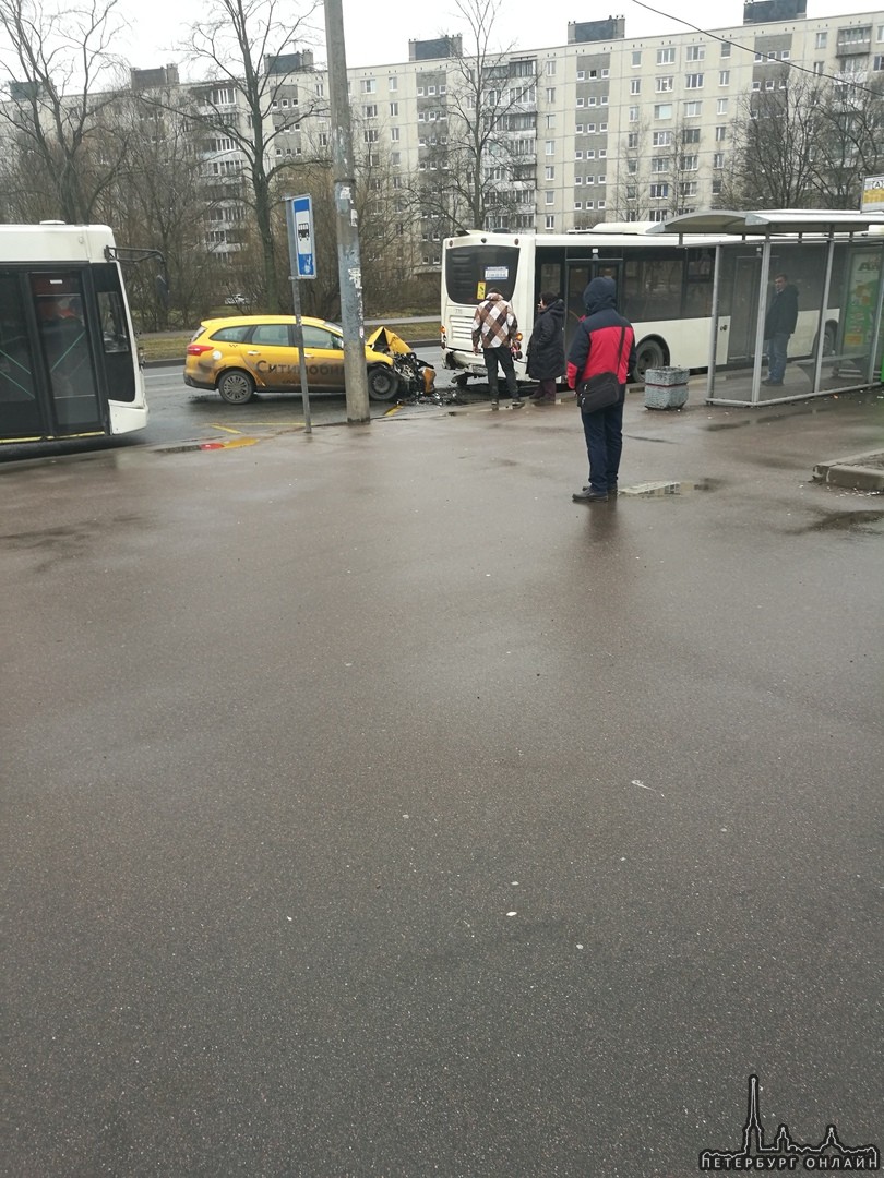 Ситимобил догнал автобус на пересечении Купчинской и Олеко Дундича.