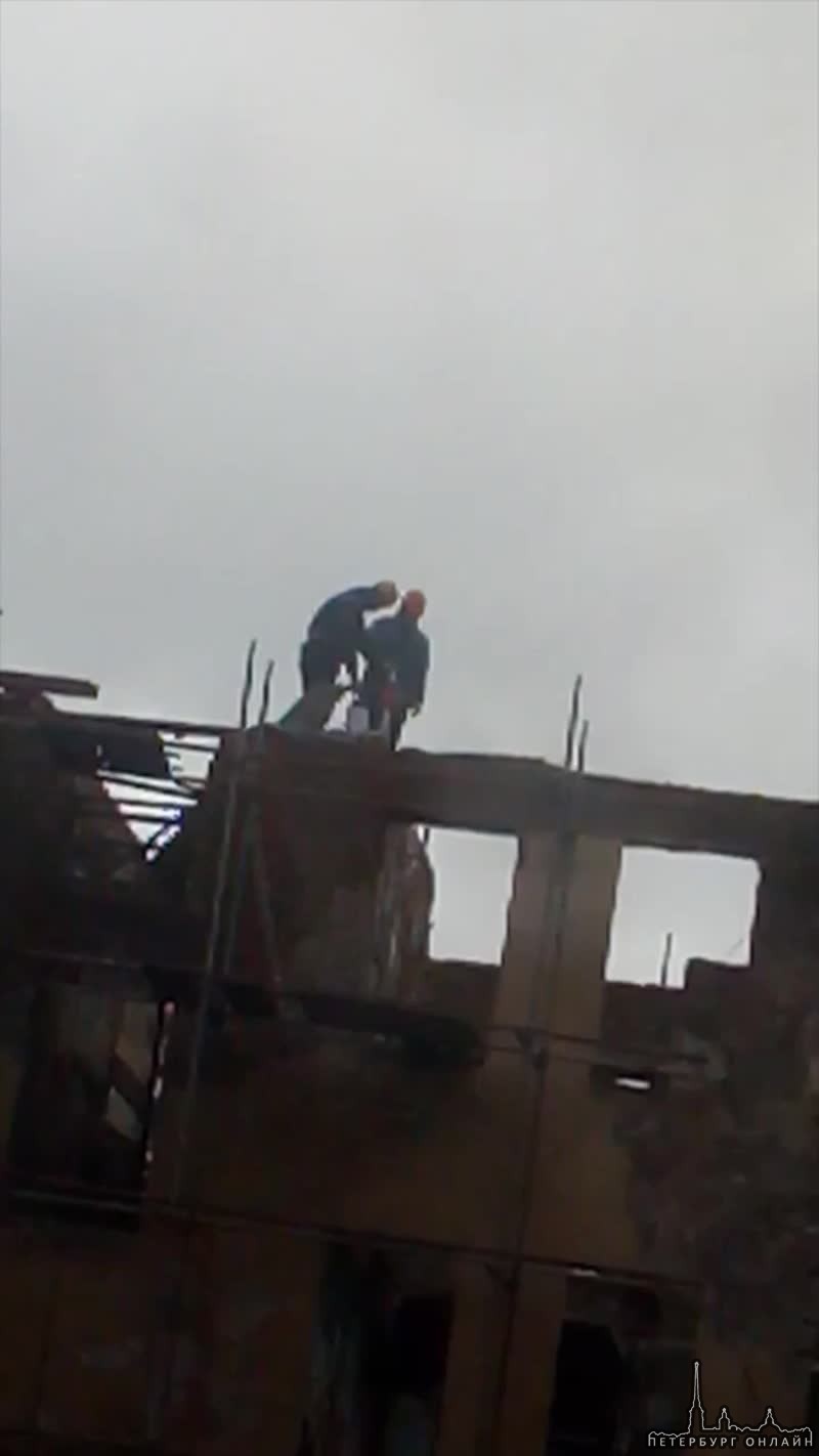 Петербуржец снял на видео, как работники строительной компании ходят по руинам здания на большой выс...