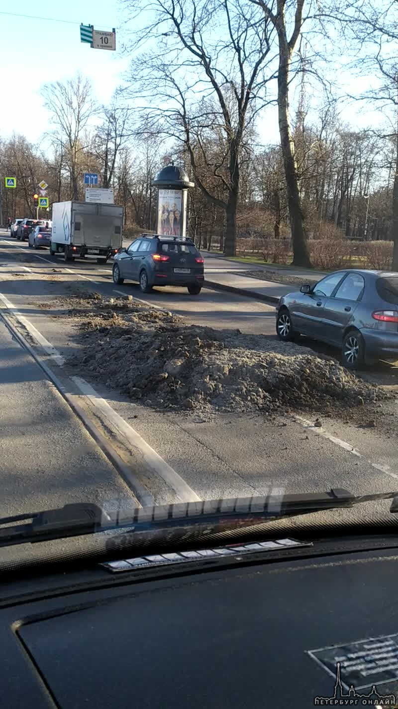 Кучу земли потерял самосвал на Песочной набережной перед Каменноостровским проспектом.