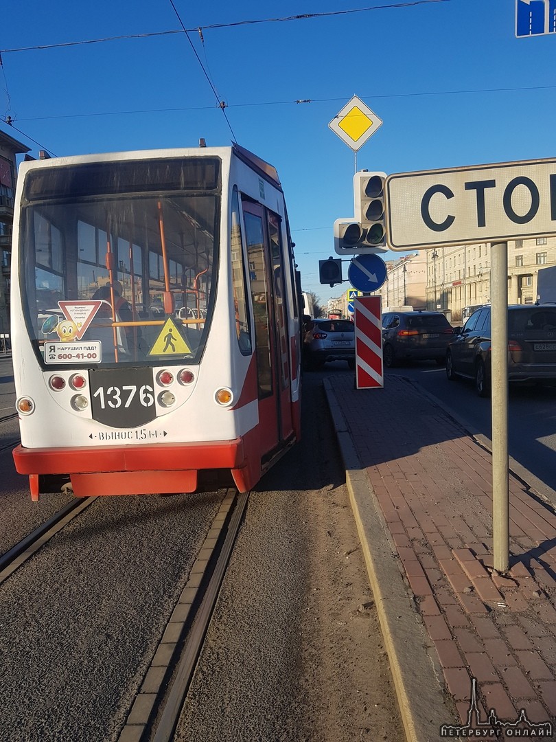 Трамвай подкрался незаметно При повороте Renault налево с Московского на Рощинскую его ударил трамвай...
