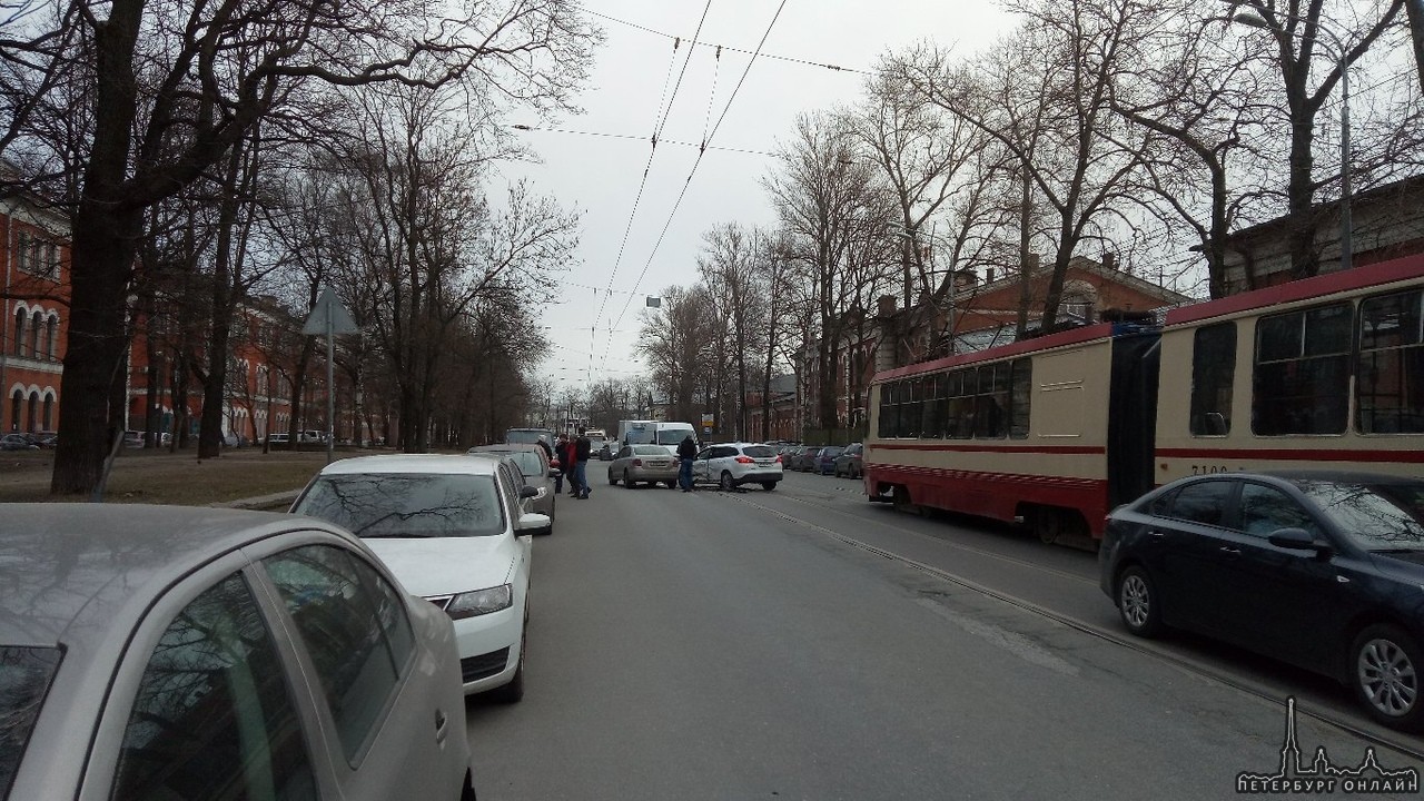 На Комсомола 3 столкнулись Volkswagen Поло и Ford Фокус. Трамваи и троллейбусы в сторону Финляндско...