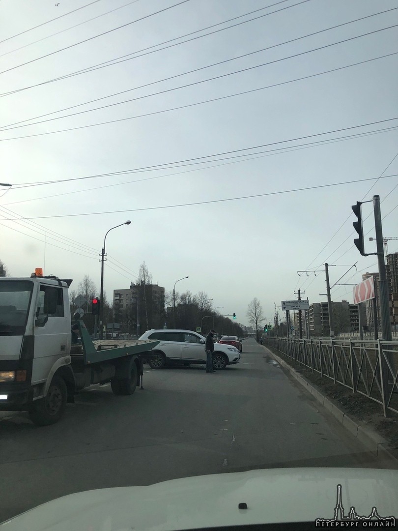 Родители попали в ДТП на пересечении Матроса Железняка 57 литр А и Омской улицы Нисан ехал на кра...