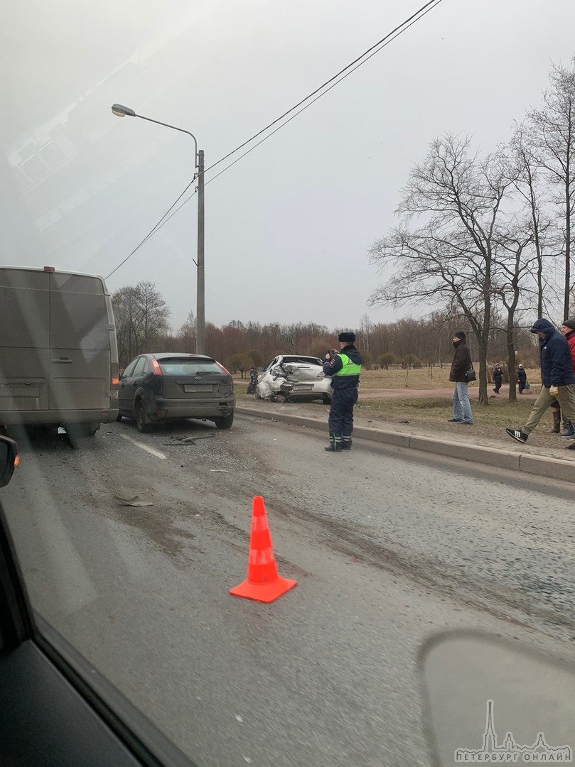 Авария с участием маршрутки на Петергофском шоссе в сторону СПб, около поворота на Солнечный город.