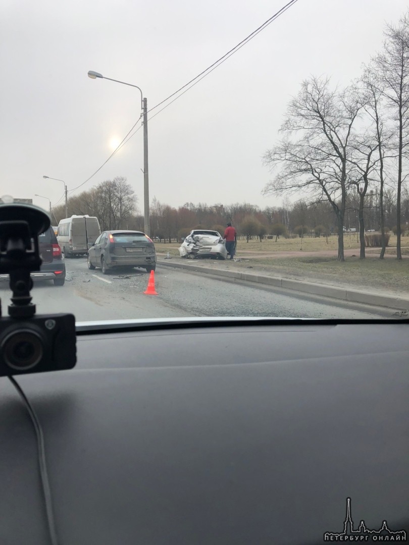 Авария с участием маршрутки на Петергофском шоссе в сторону СПб, около поворота на Солнечный город.