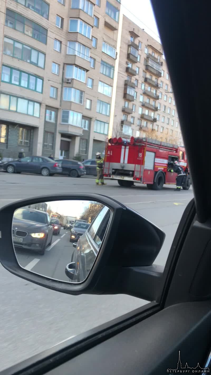 На Торжковской улице в районе рынка в результате столкновения со Шкодой перевернулась Газель с газов...