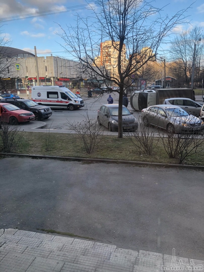 На Торжковской улице в районе рынка в результате столкновения со Шкодой перевернулась Газель с газов...
