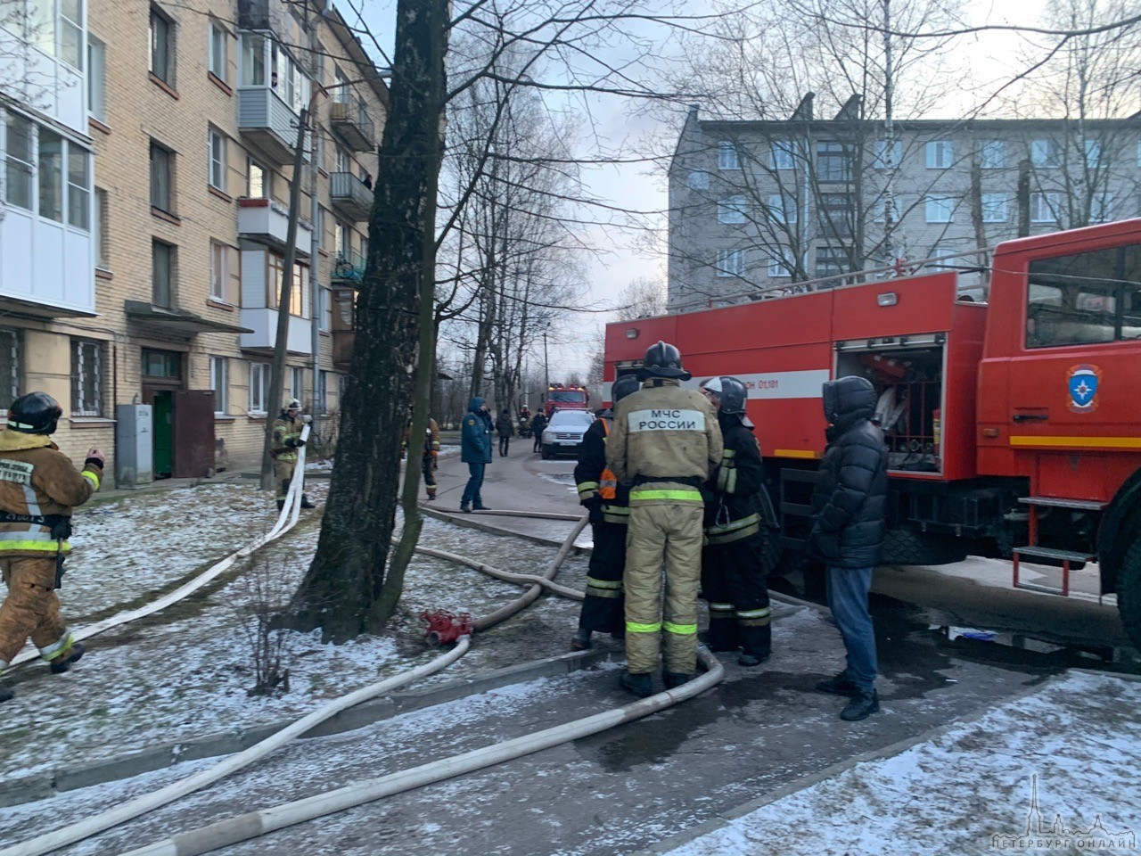 В Понтонном 17 пожарных за час потушили горящую двухкомнатную квартиру на улице Южной В экстренные ...