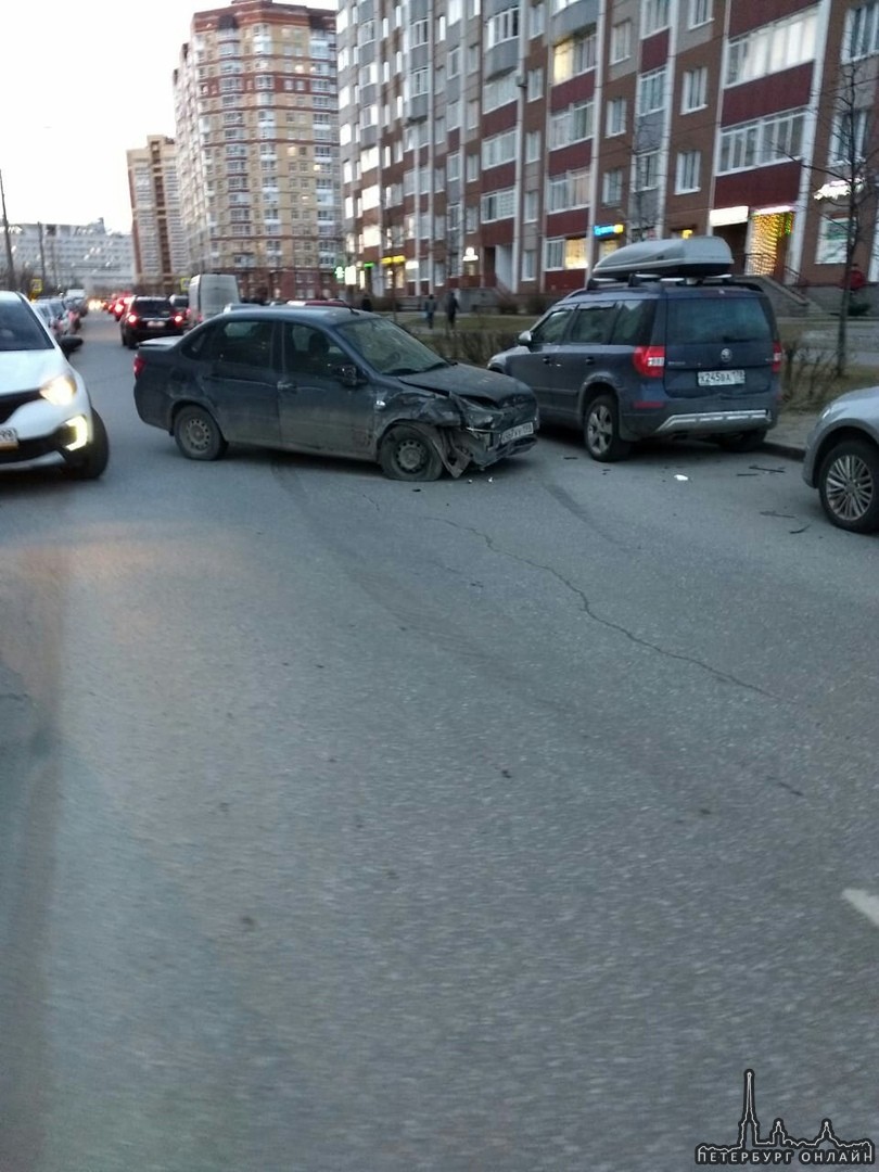 В Лыжном переулке произошло ДТП с пострадавшим, стоит 2 экипажа ДПС