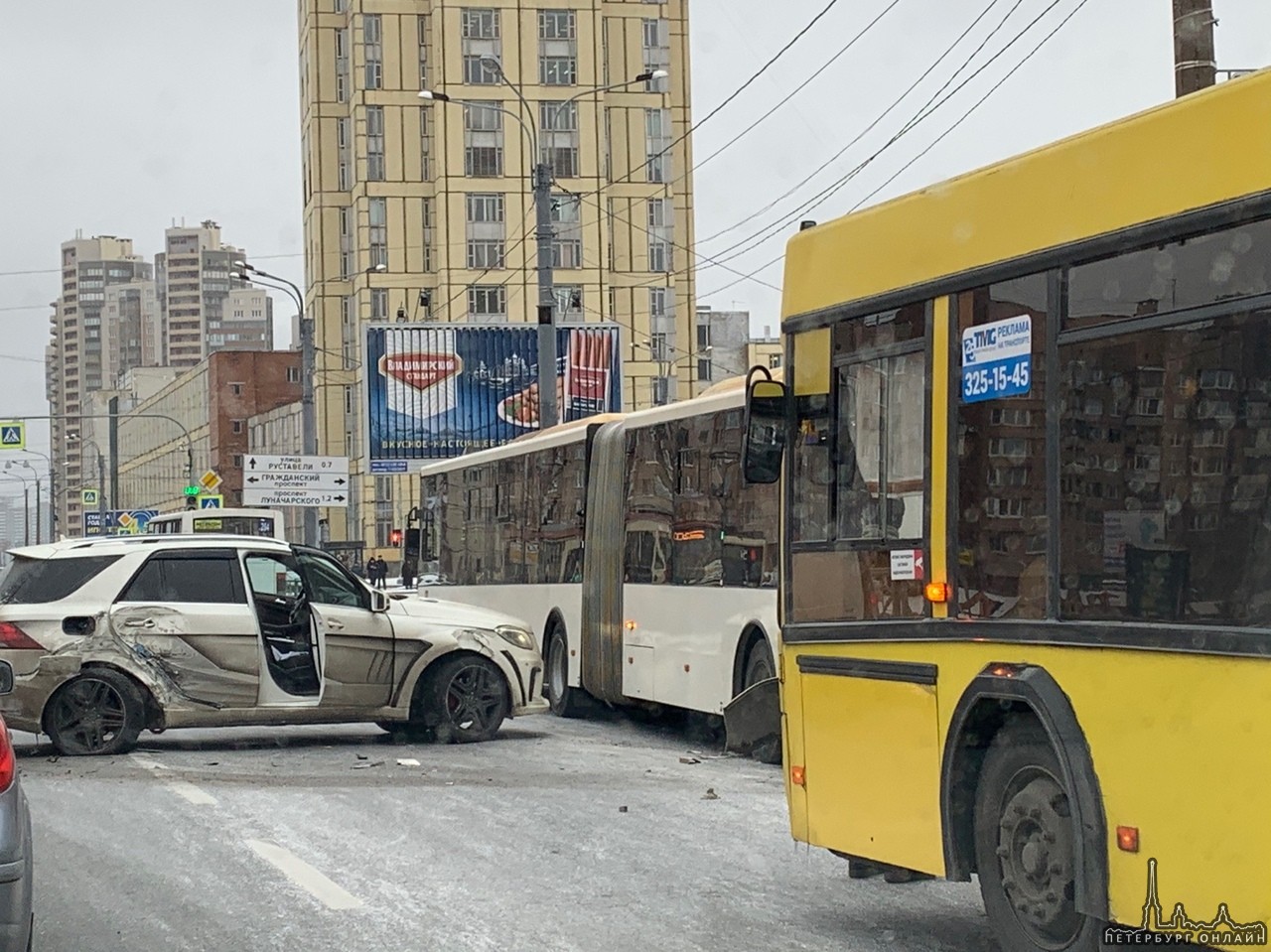 Mercedes дал угла в автобус на Проспекте Просвещения, на стороне метро Гражданский проспект. Пробка ...