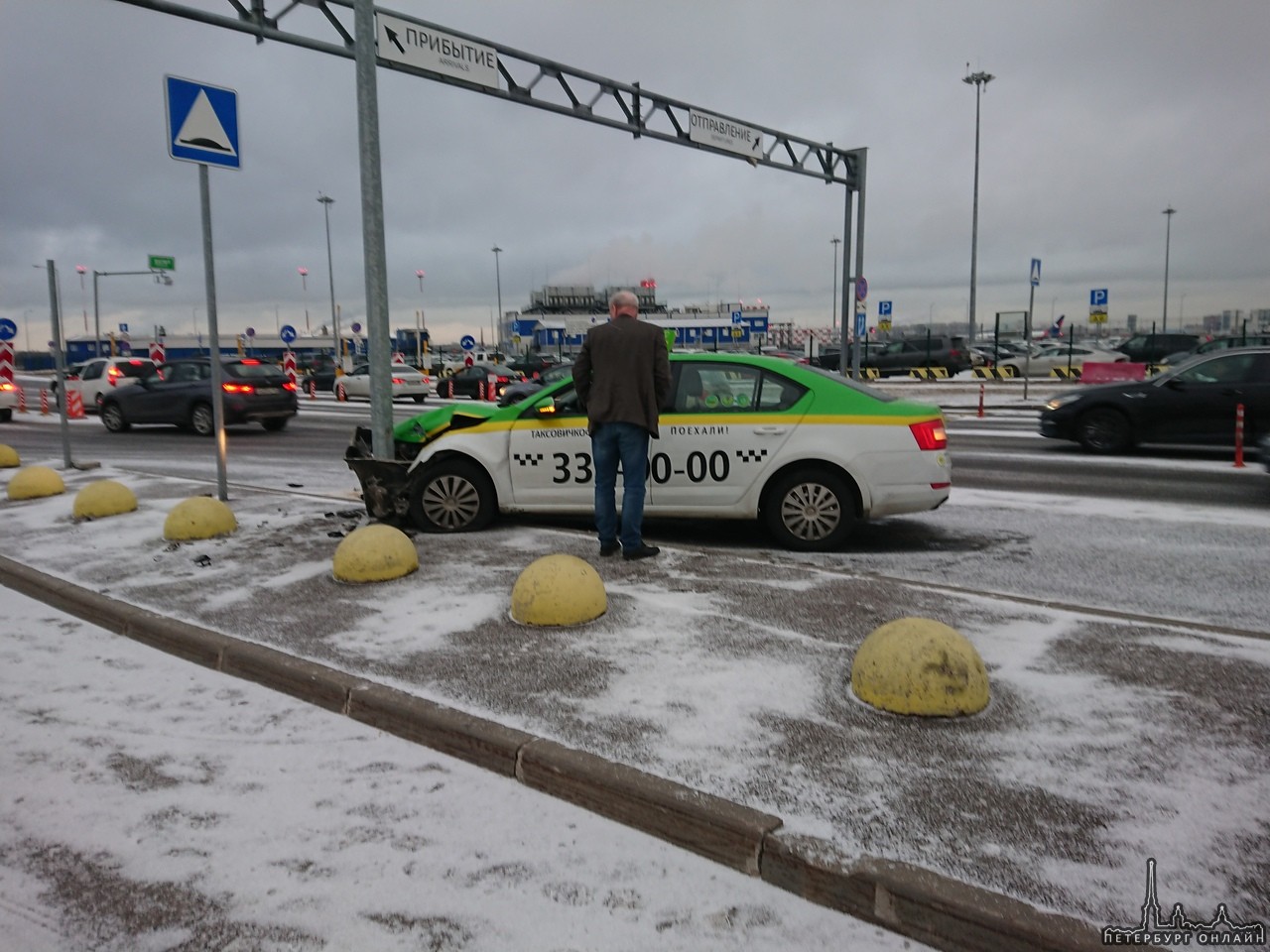 В Пулково очень скользко на подъезде к терминалу и на разворотном кольце.