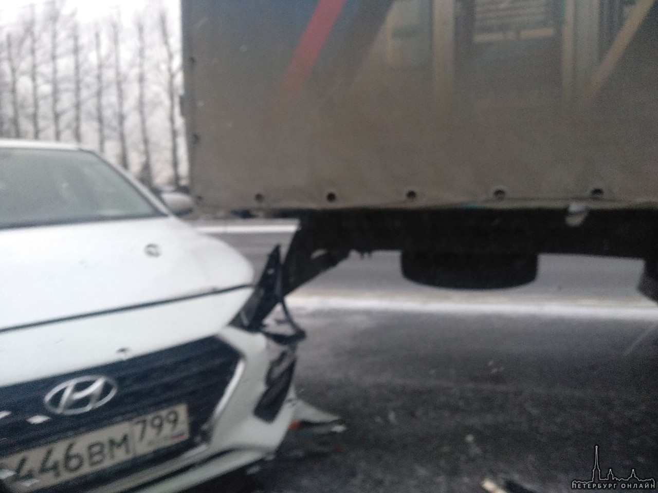 Яндекс фарой зацепился за отбойник грузовика, чем усилил пробку на Кубинской.