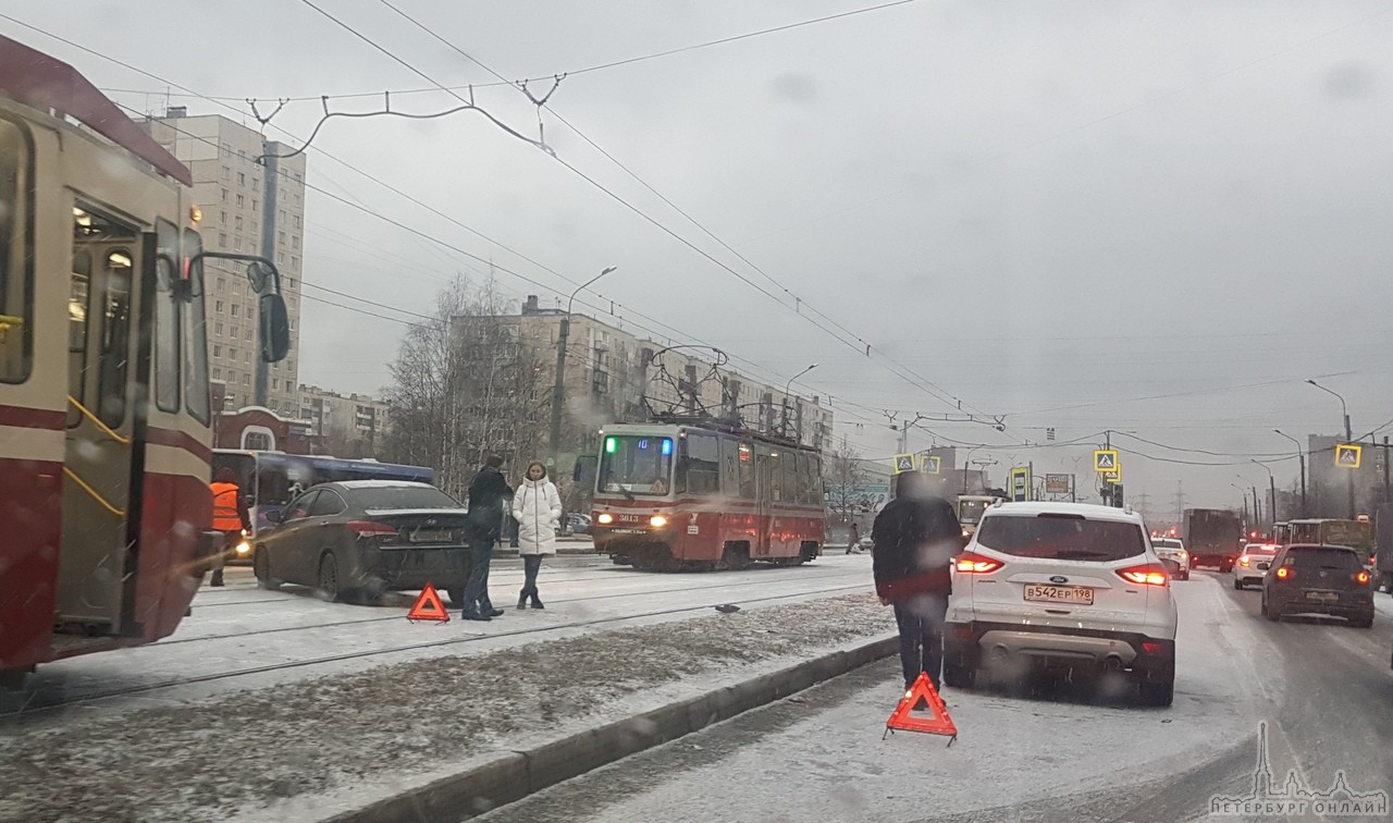 На улице Коллонтай напротив дома 28 (в сторону пр. Солидарности) машинку вынесло на трамвайные пути....
