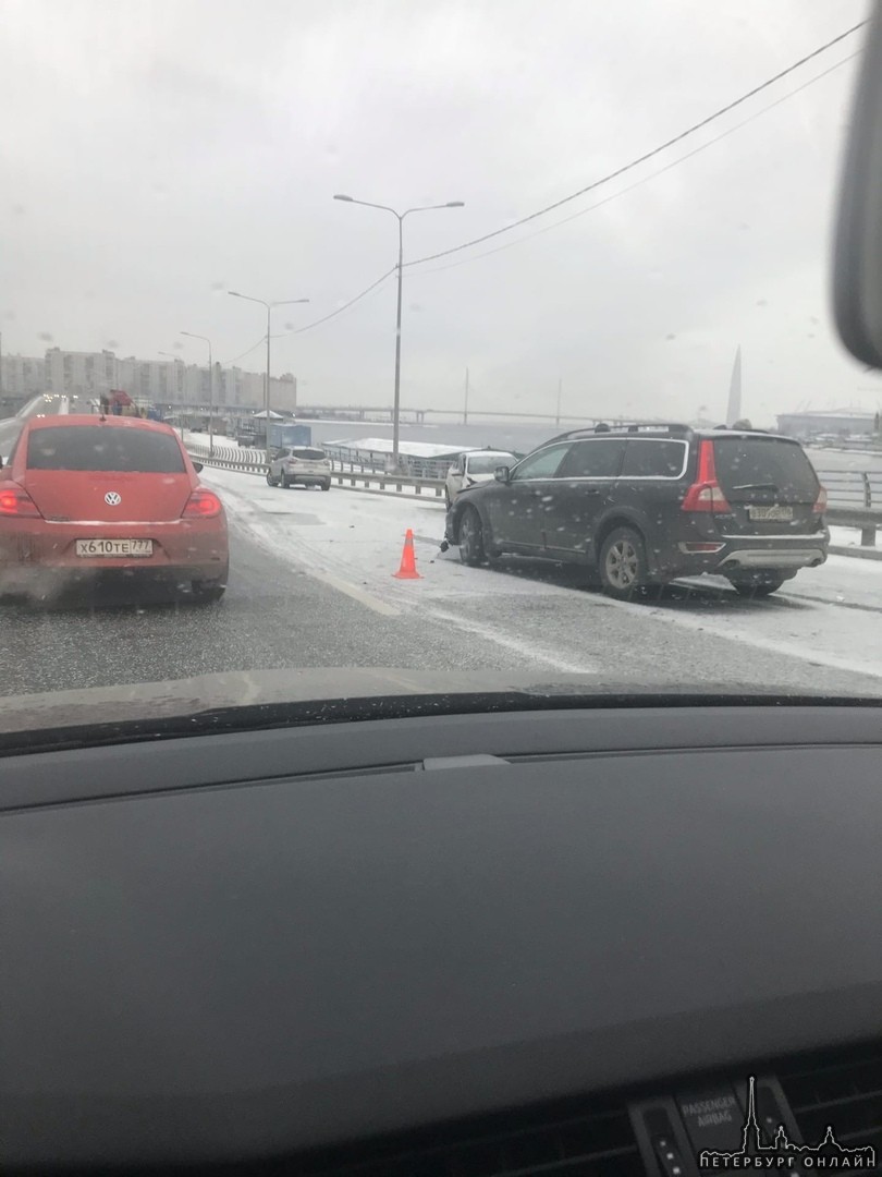 На набережной Макарова в сторону ЗСД дтп, пробка растянулась с моста Бетанкура. И скользко.