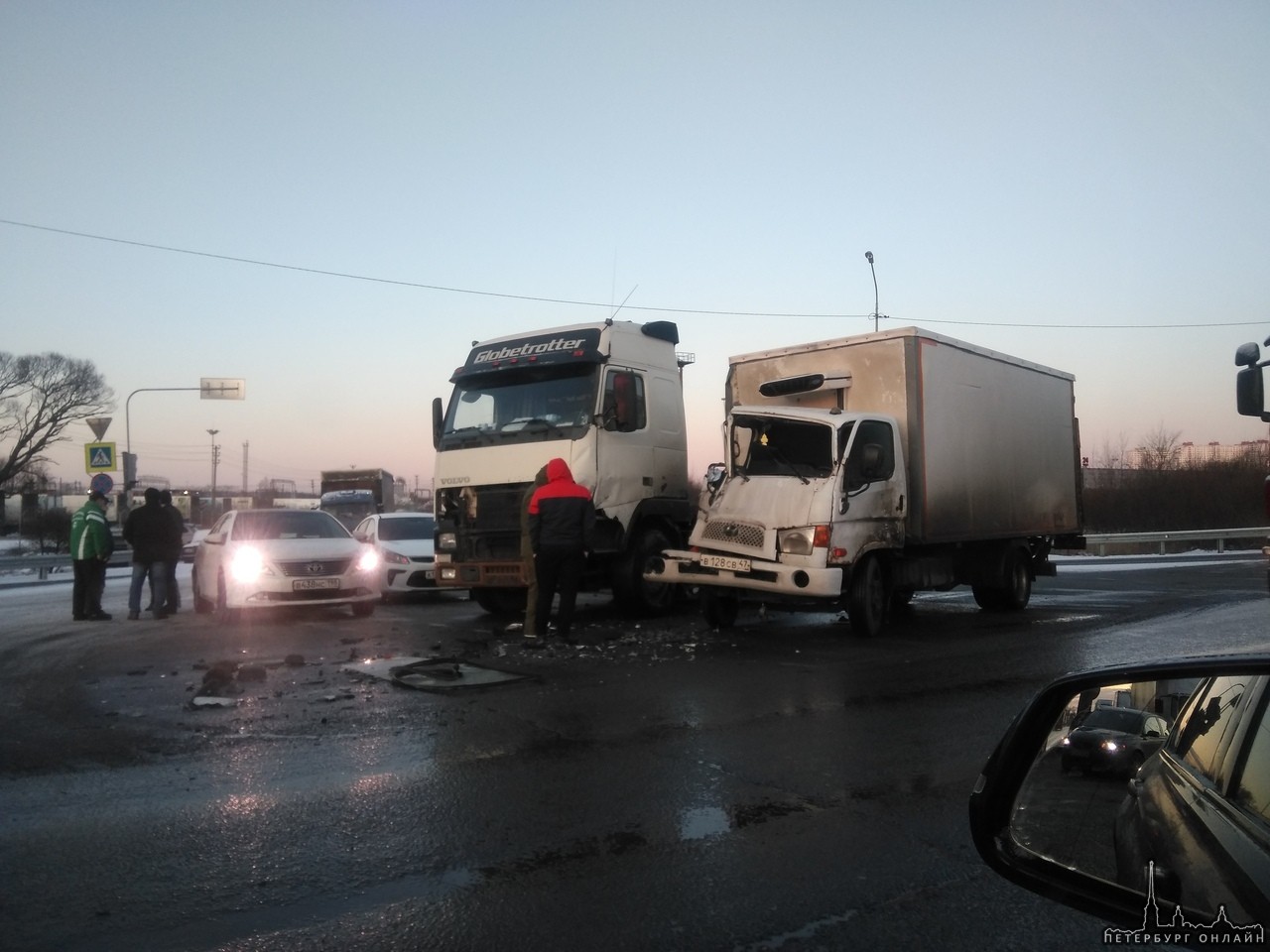 Грузовики столкнулись на Московском шоссе у Ленты.