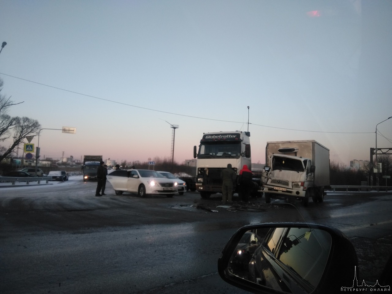 Грузовики столкнулись на Московском шоссе у Ленты.