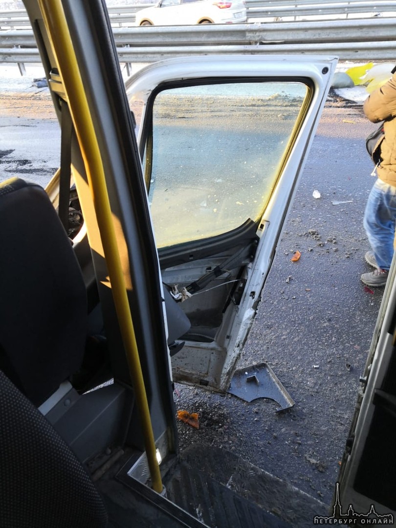 На внутренней стороне КАД после Выборгского шоссе насмерть был сбит водитель первого ДТП На КАД у П...