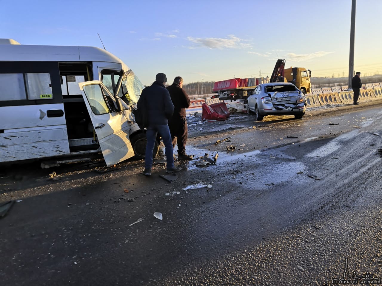 На внутренней стороне КАД после Выборгского шоссе насмерть был сбит водитель первого ДТП На КАД у П...