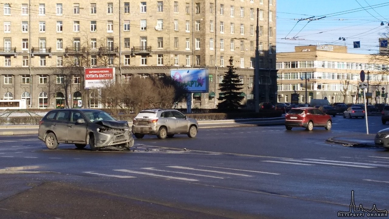 На Комсомольской площади традиционная дискуссия по правилам проезда круга, помехе справа и прочим сп...