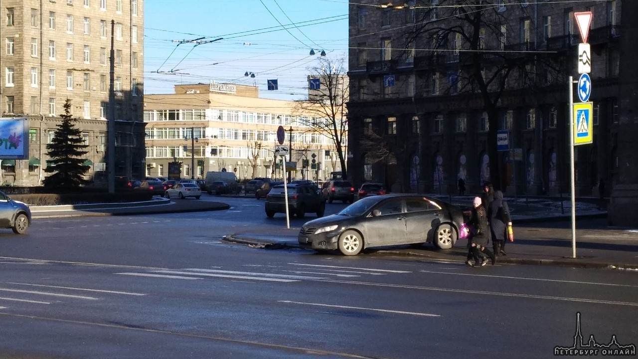 На Комсомольской площади традиционная дискуссия по правилам проезда круга, помехе справа и прочим сп...