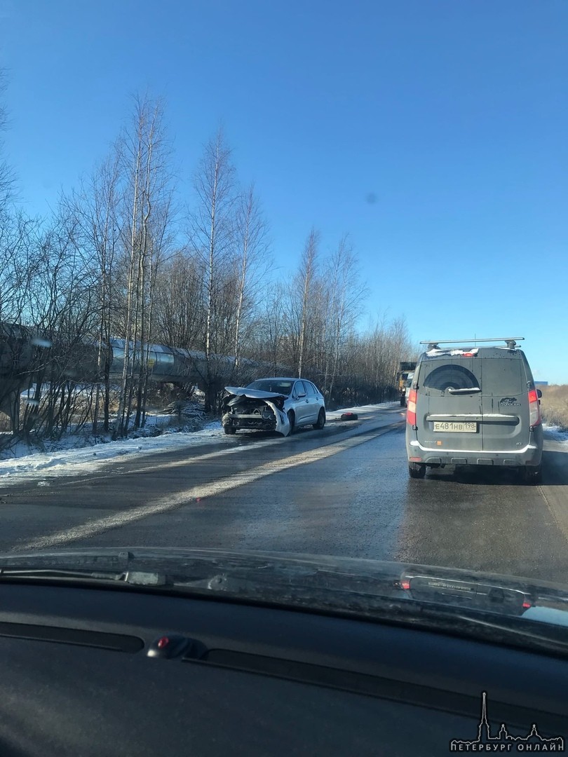 На выезде из Мурино собралась пробка из-за аварии.