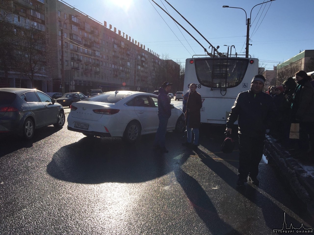 На Гражданском 36, водитель на Hyundai Сонате въехал в Тролейбус.