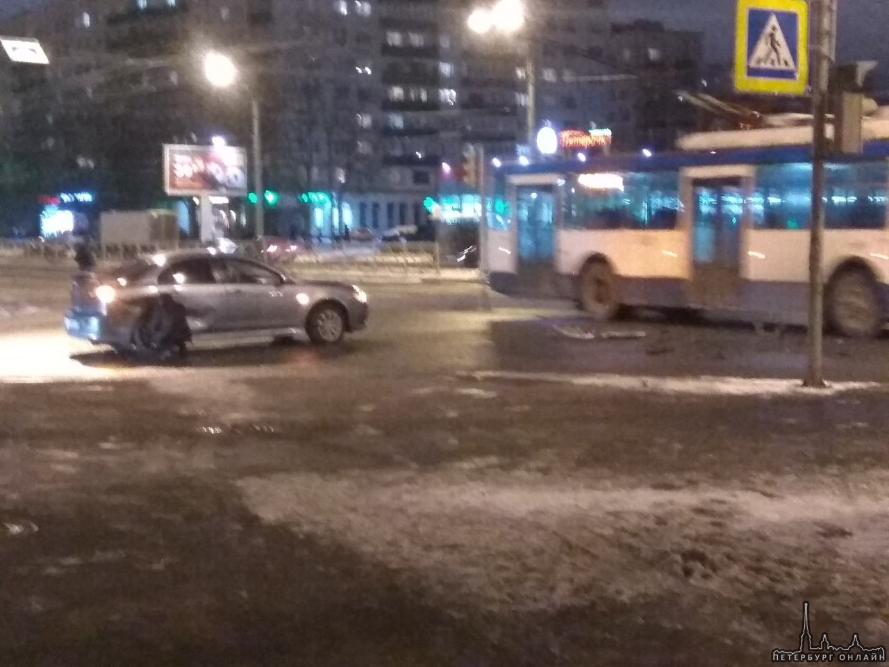 Лансер и такси поцеловались на проспекте Художников и Сиреневого бульвара.