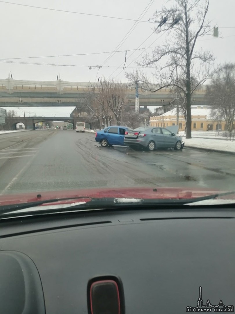 Авария на проспекте Стачек, у ЗАГСа в сторону Кировского завода.
