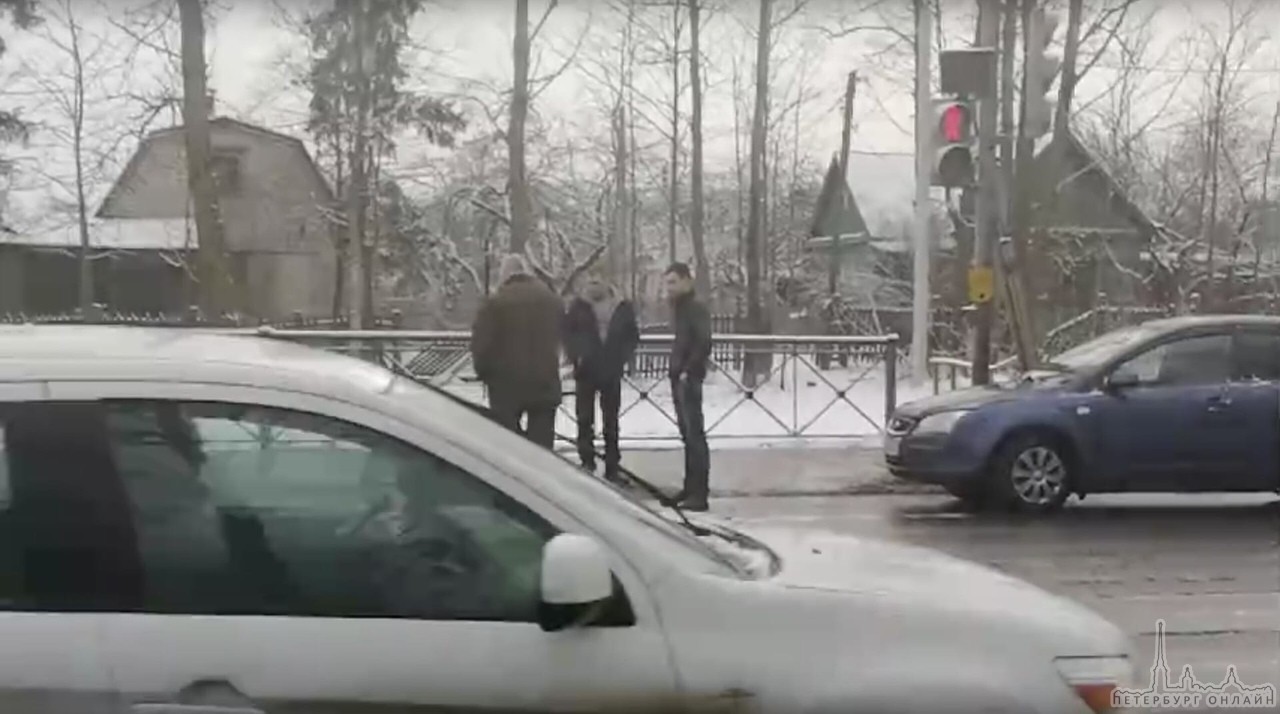Сбили пешехода на Красносельском шоссе у остановки "Дачная улица". Пешеход лежит на асфальте, рядом ...