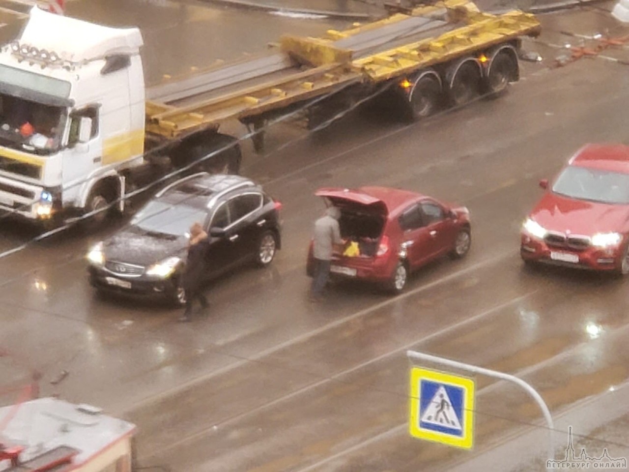 На перекрёстке Маршала Говорова и Васи Алексеева Renault притерся с Infiniti.