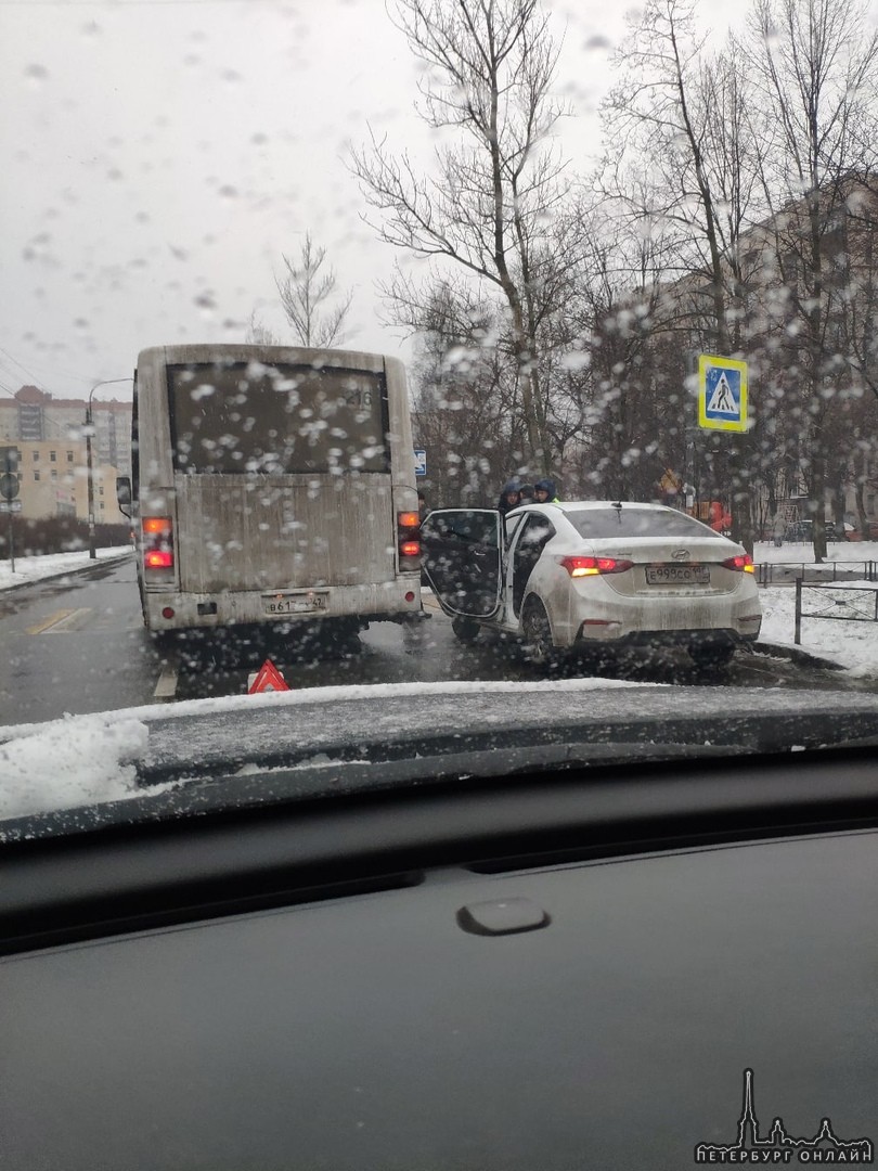Маршрутка снесла дверь Hyundai на Пулковской улице.