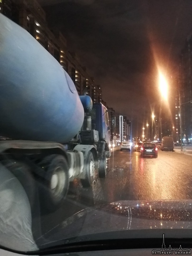 В Мурино на перекрёстке Петровского и Шувалова бетономешалка пнула каршеринг у перехода.